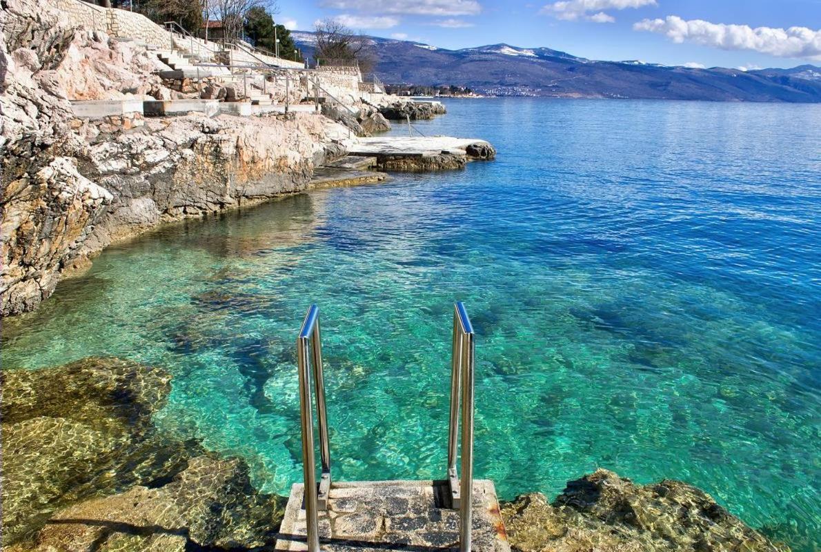 Cozy Apartments With Sea View Novi Vinodolski Bagian luar foto